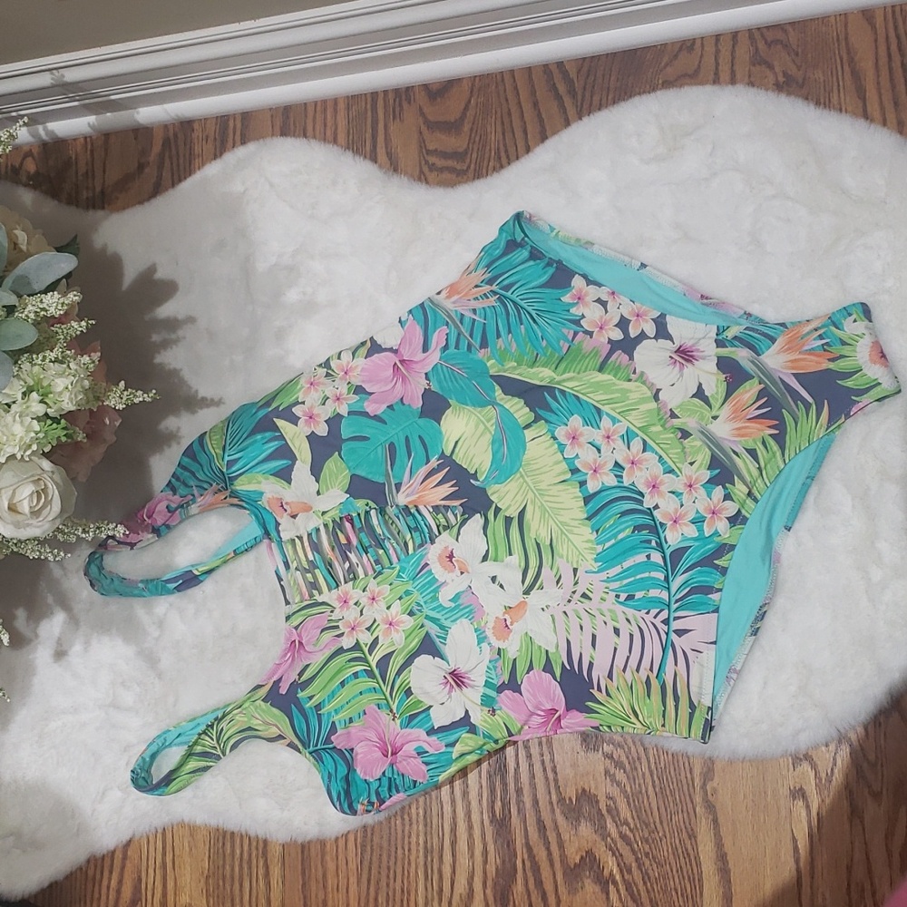 NWOT COASTAL WAVES 2X ONE PIECE SWIMSUIT